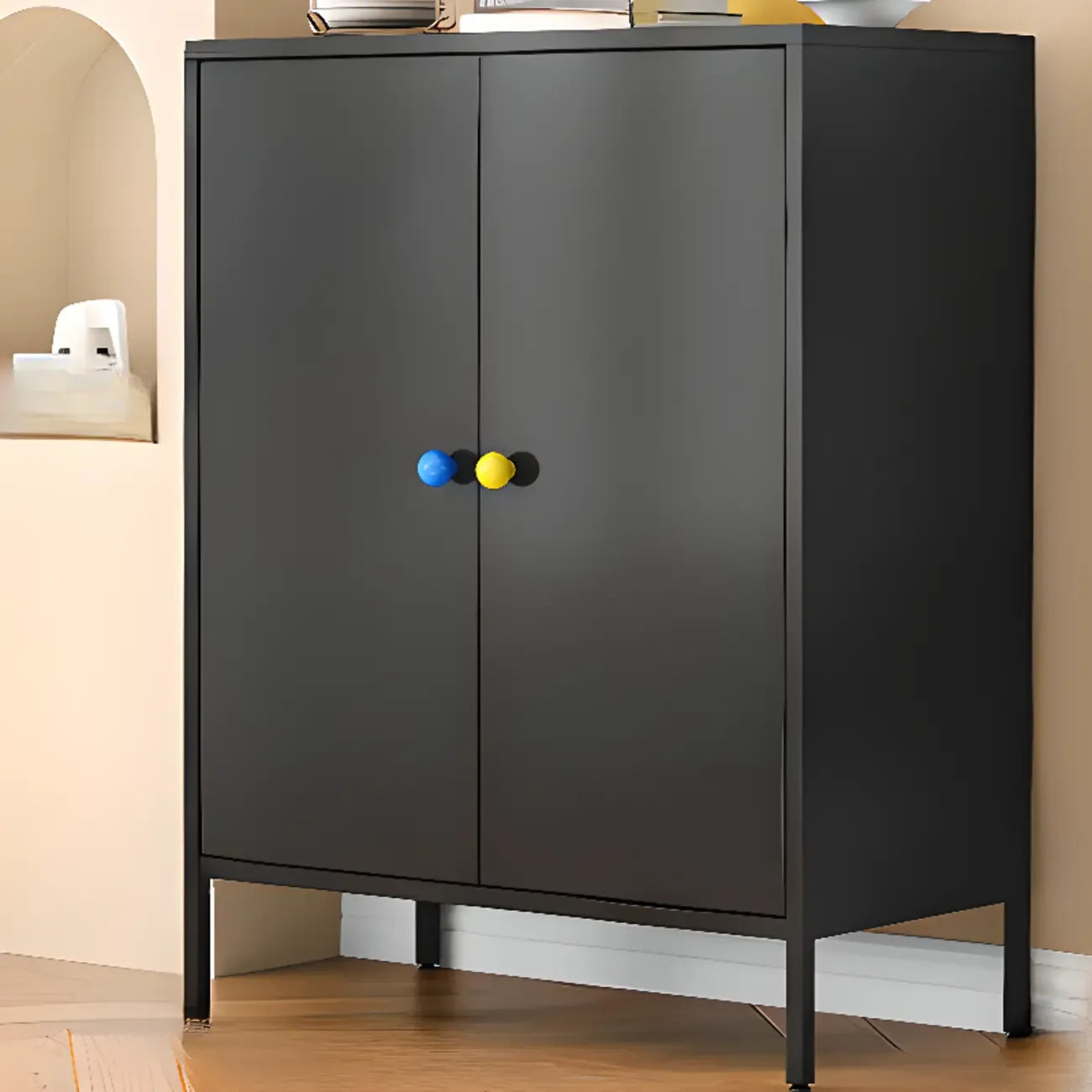 Buffet minimaliste moderne en métal avec comptoir étroit