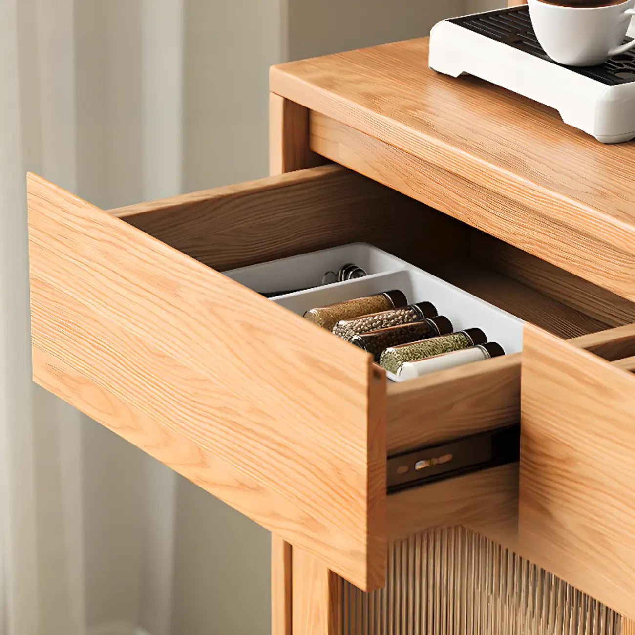 Buffet étroit moderne en bois avec tiroirs et portes coulissantes