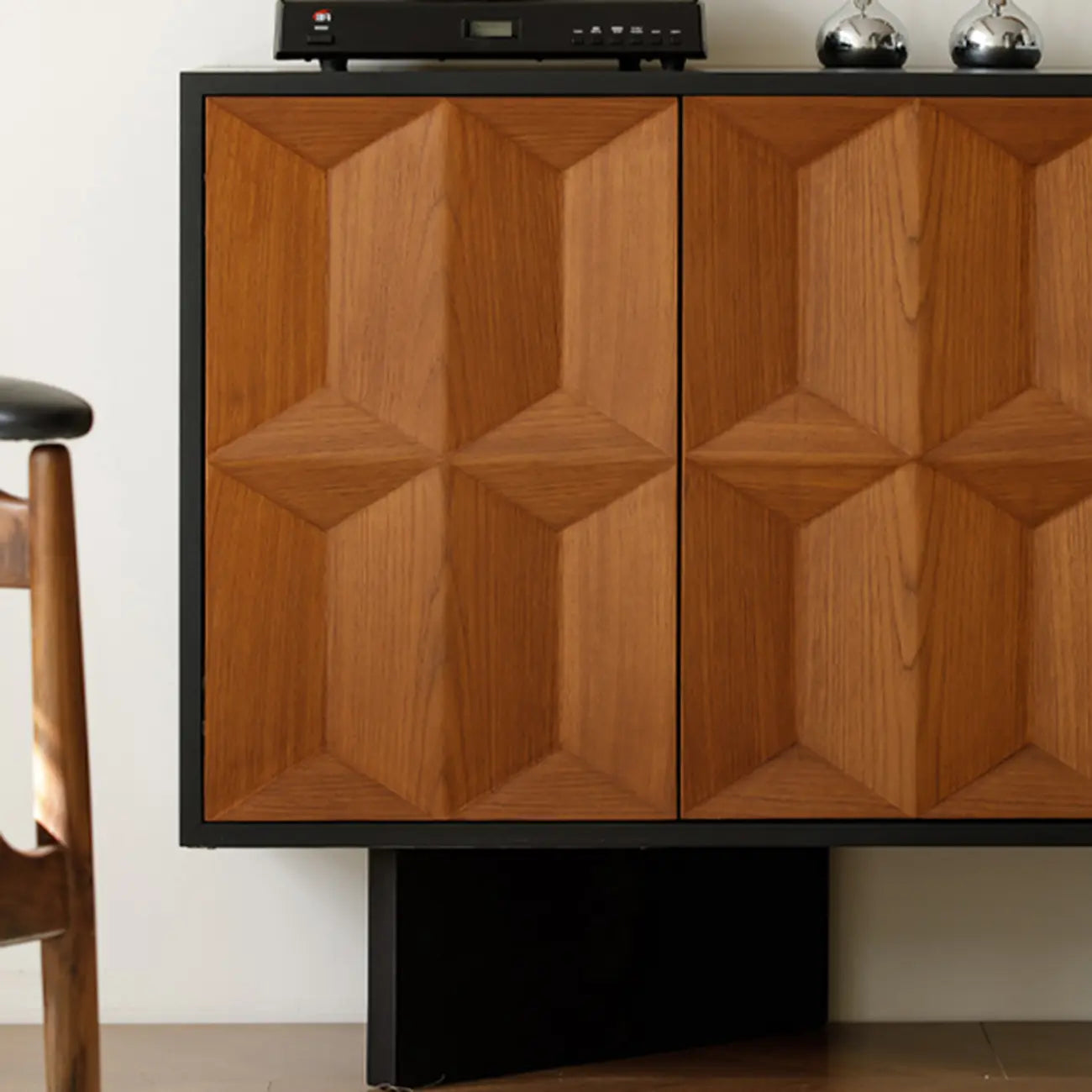 Armoire de rangement en bois de style moderne du milieu du siècle avec 4 portes