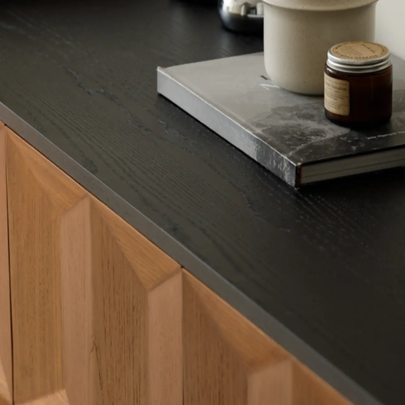 Armoire de rangement en bois de style moderne du milieu du siècle avec 4 portes