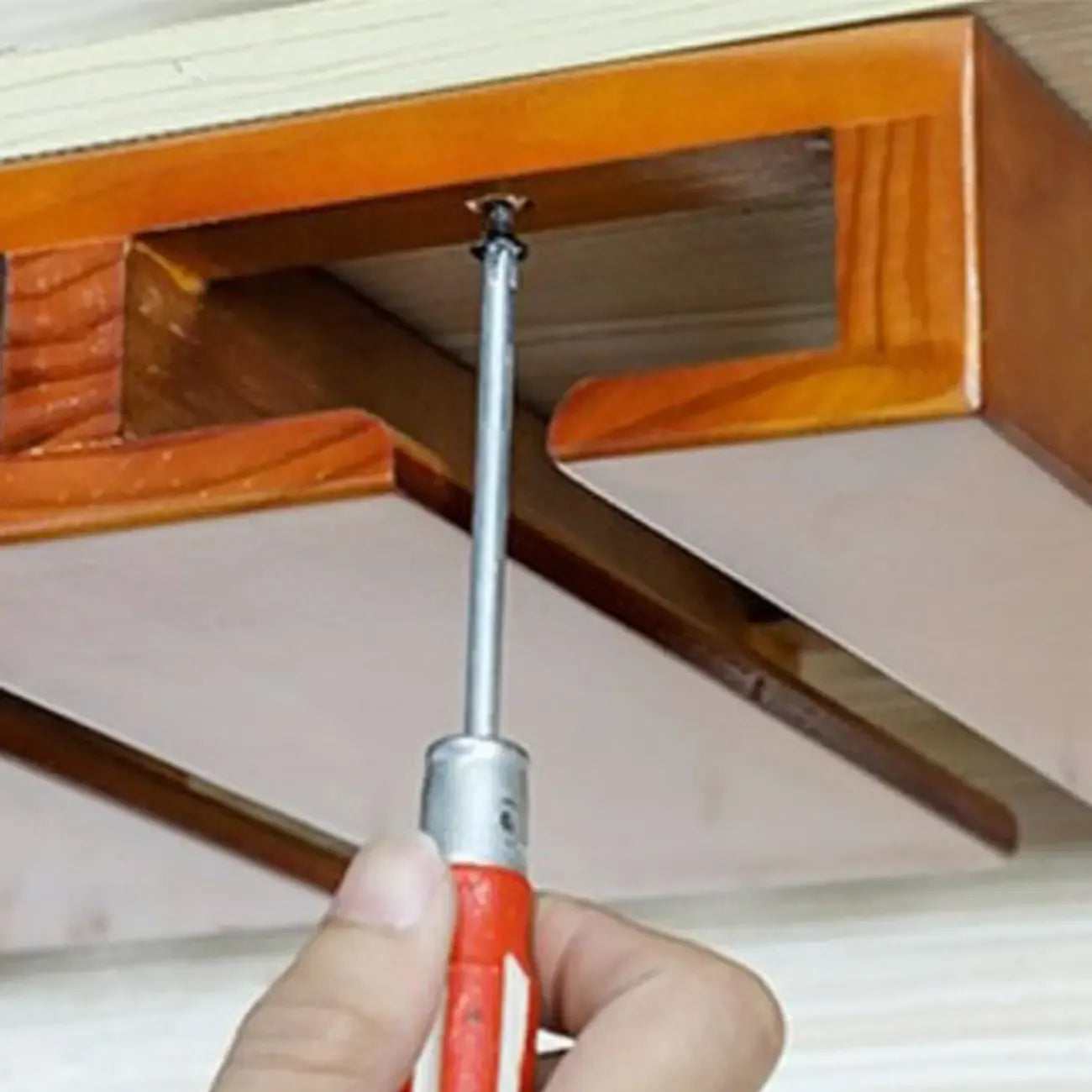 Porte-verres à vin suspendu contemporain en bois de châtaignier