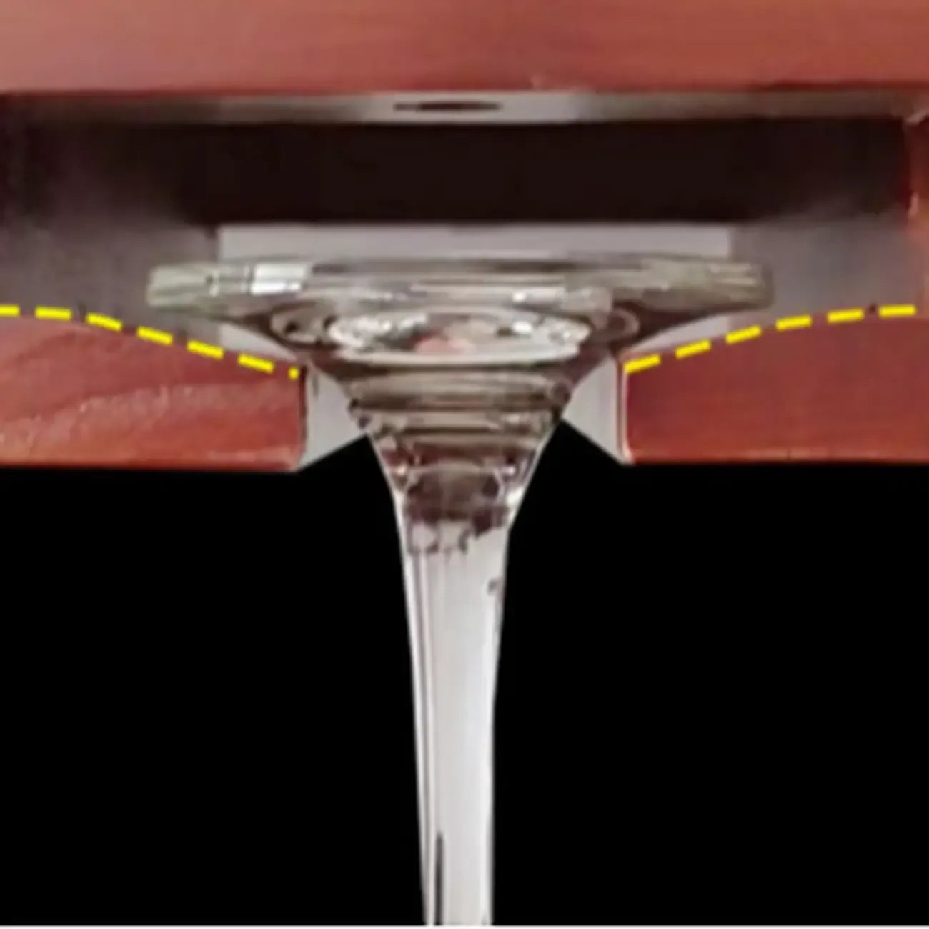 Porte-verres à vin suspendu contemporain en bois de châtaignier