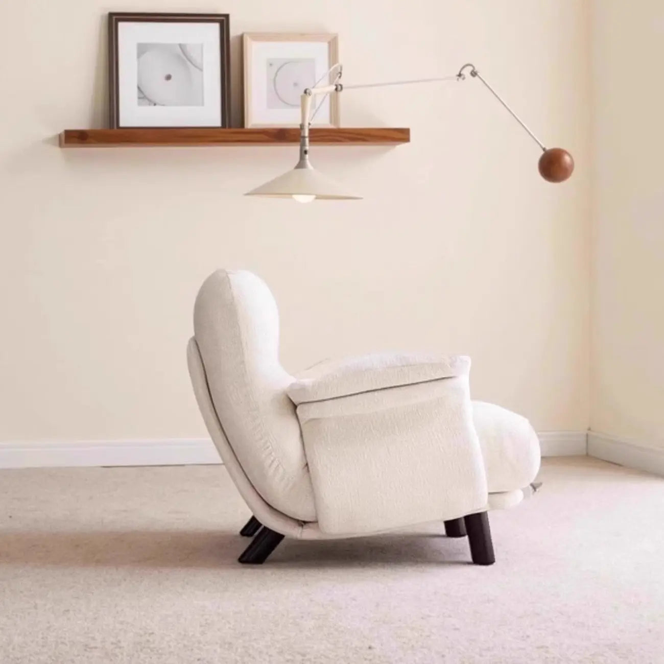 Fauteuil d'appoint élégant avec accoudoirs, recouvert de velours blanc à motif flocons de neige