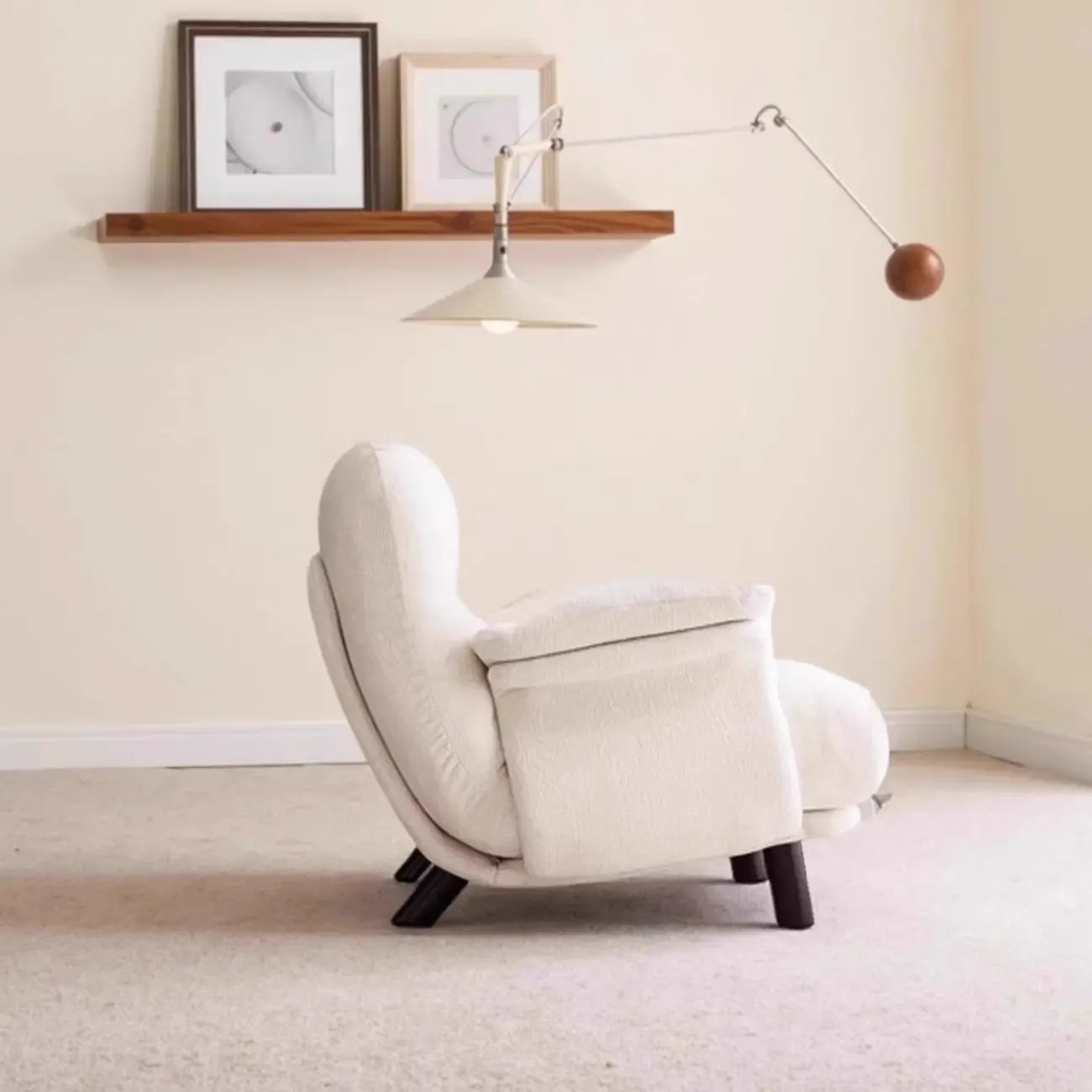 Fauteuil d'appoint élégant avec accoudoirs, recouvert de velours blanc à motif flocons de neige