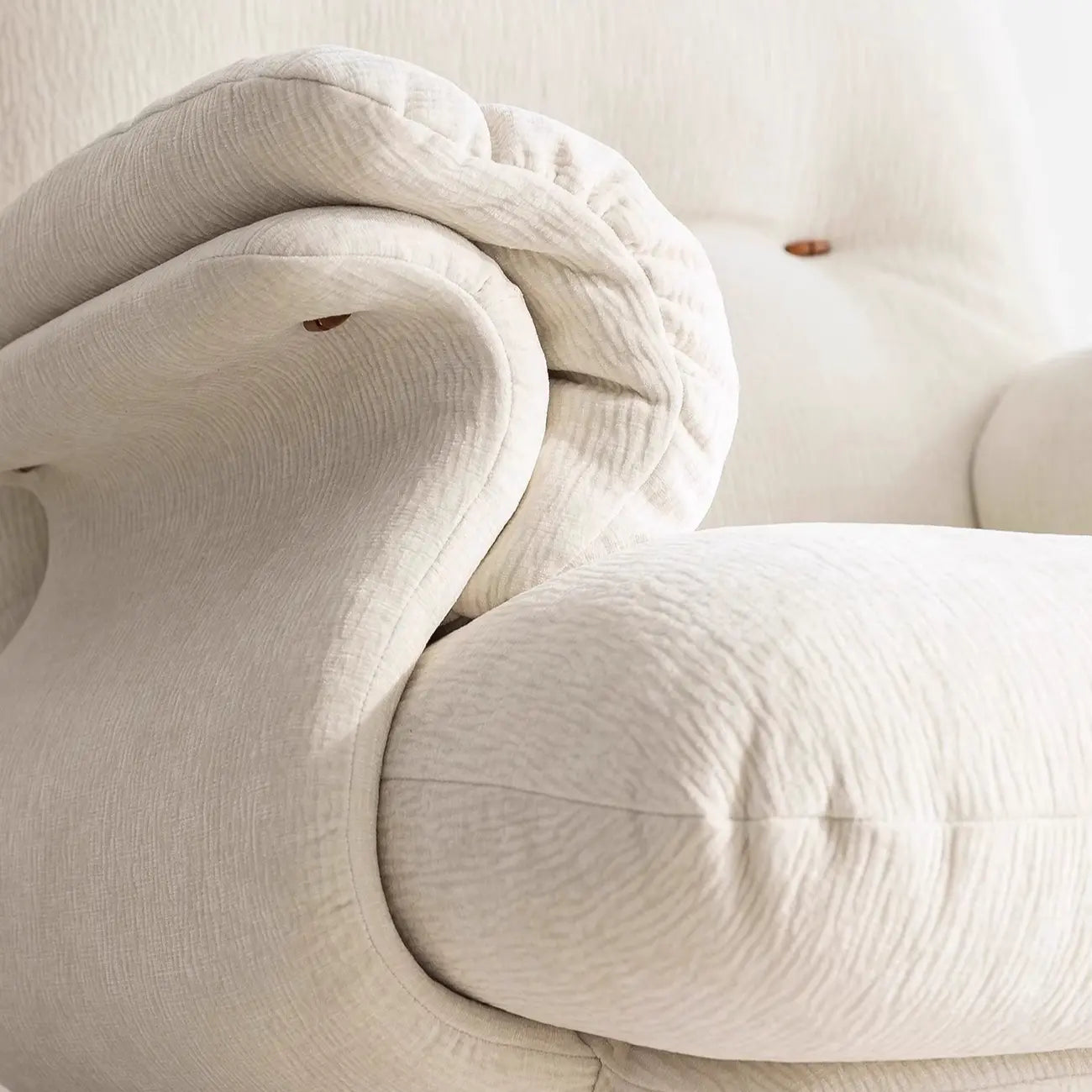 Fauteuil d'appoint élégant avec accoudoirs, recouvert de velours blanc à motif flocons de neige