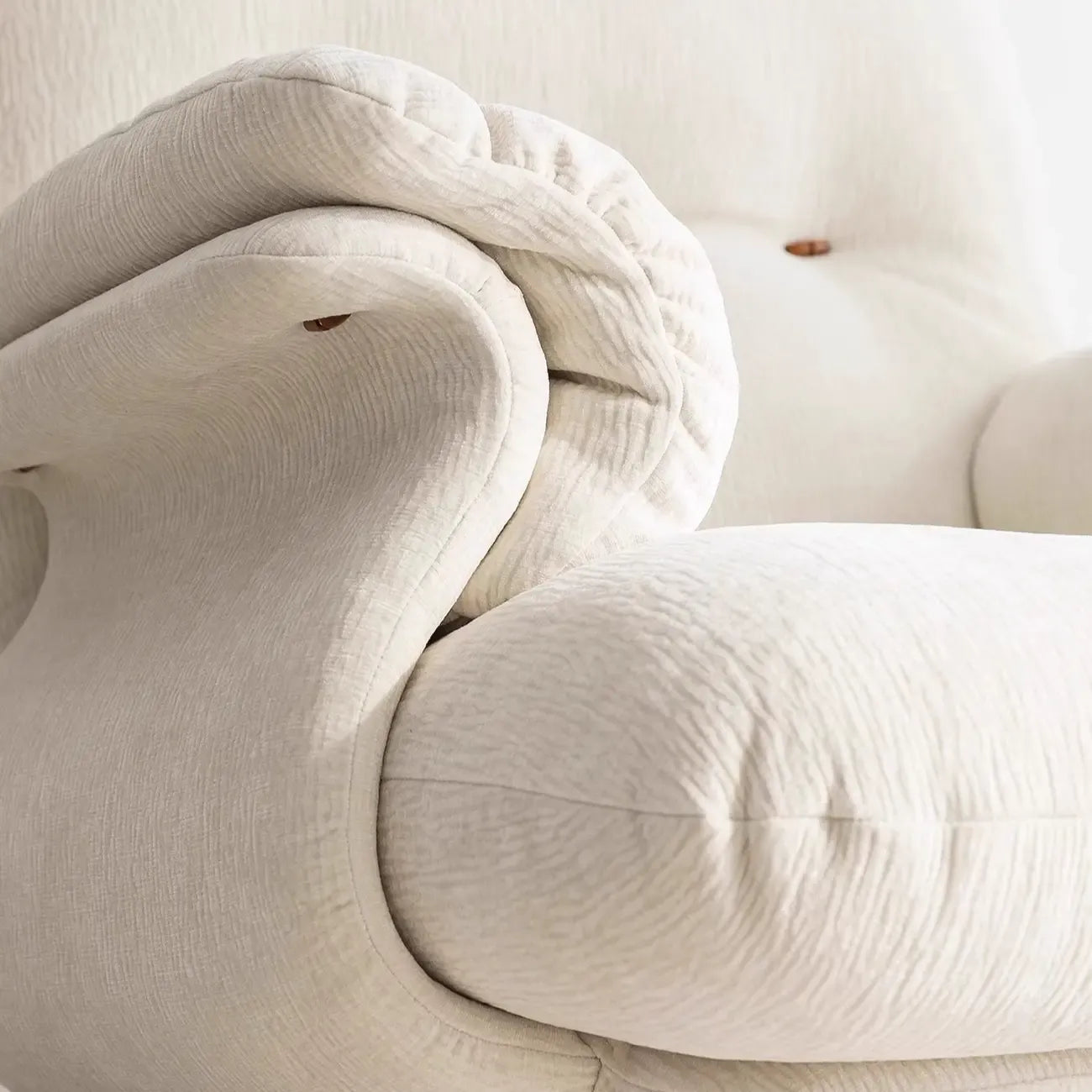 Fauteuil d'appoint élégant avec accoudoirs, recouvert de velours blanc à motif flocons de neige