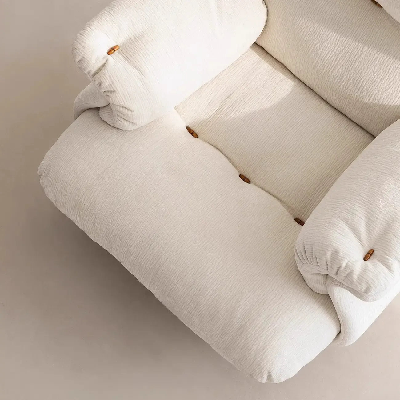 Fauteuil d'appoint élégant avec accoudoirs, recouvert de velours blanc à motif flocons de neige
