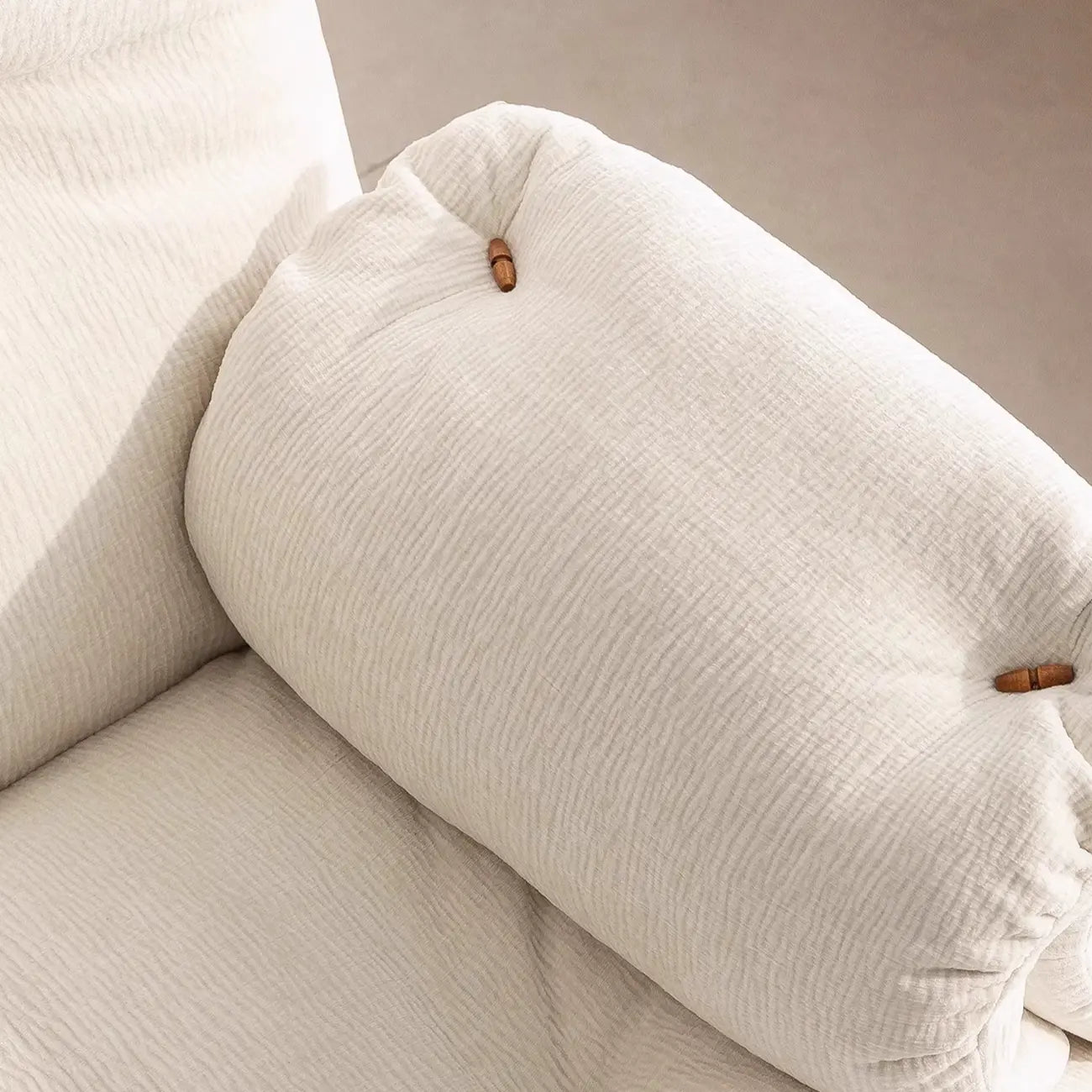 Fauteuil d'appoint élégant avec accoudoirs, recouvert de velours blanc à motif flocons de neige