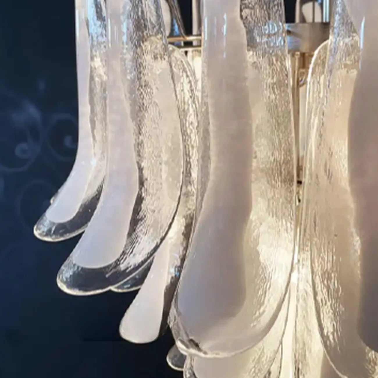 Lustre élégant en cristal doré à motif floral, verre et cristal.