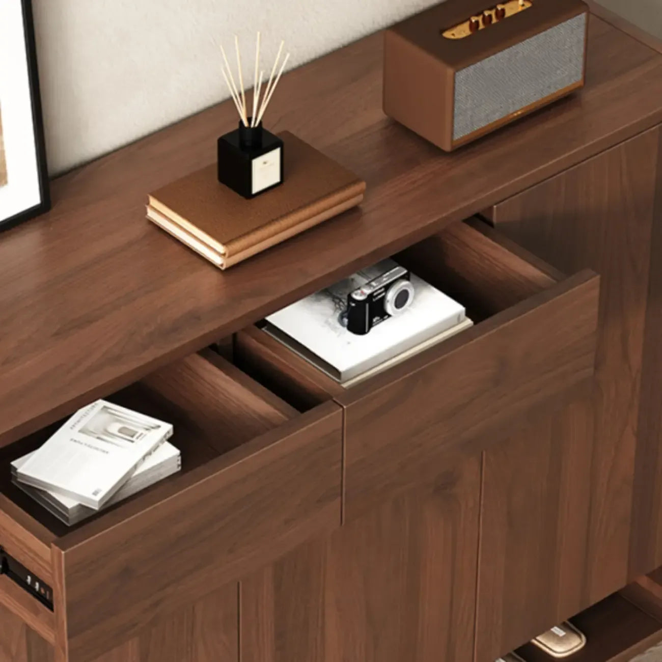 Meuble à chaussures moderne en bois blanc.