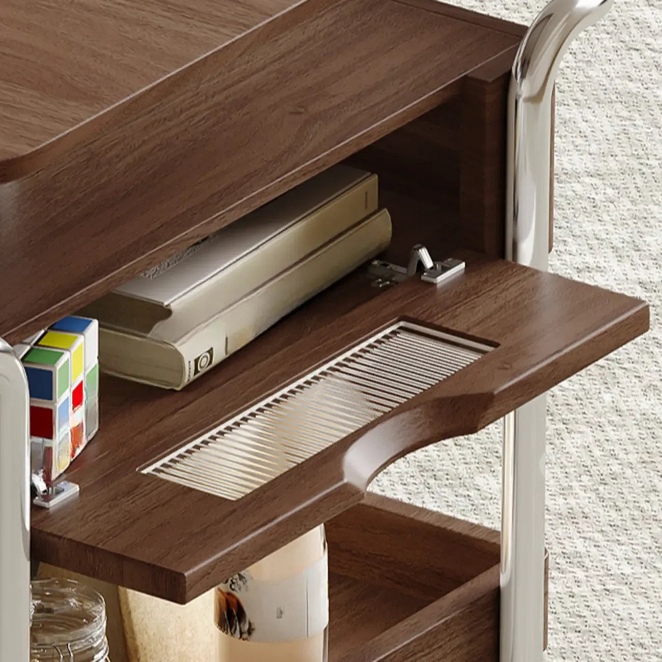 Table d'appoint pratique et traditionnelle en bois à roulettes