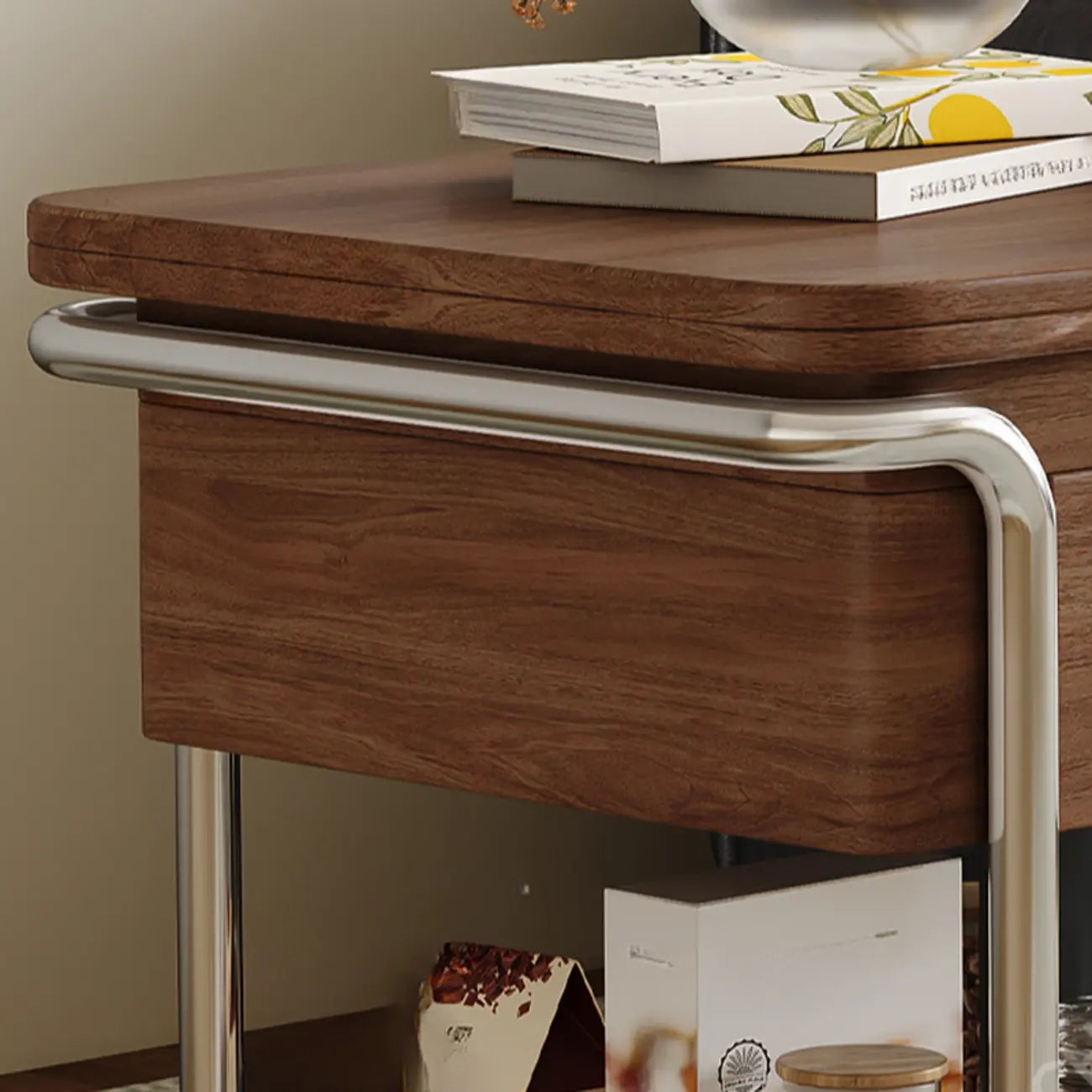 Table d'appoint pratique et traditionnelle en bois à roulettes