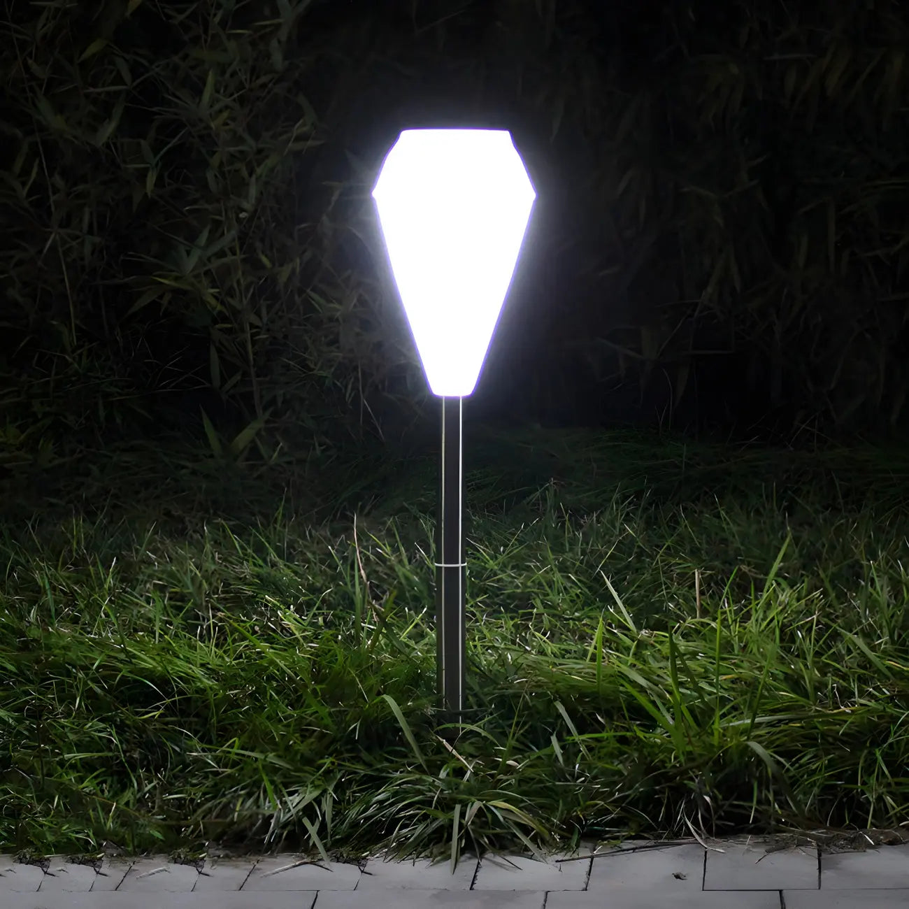 Élégantes lampes solaires LED blanches en forme de diamant pour allées de jardin