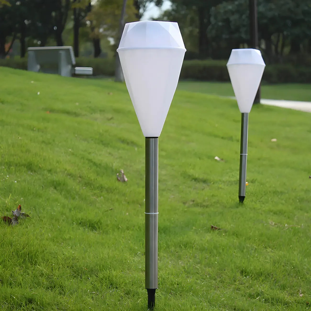 Élégantes lampes solaires LED blanches en forme de diamant pour allées de jardin