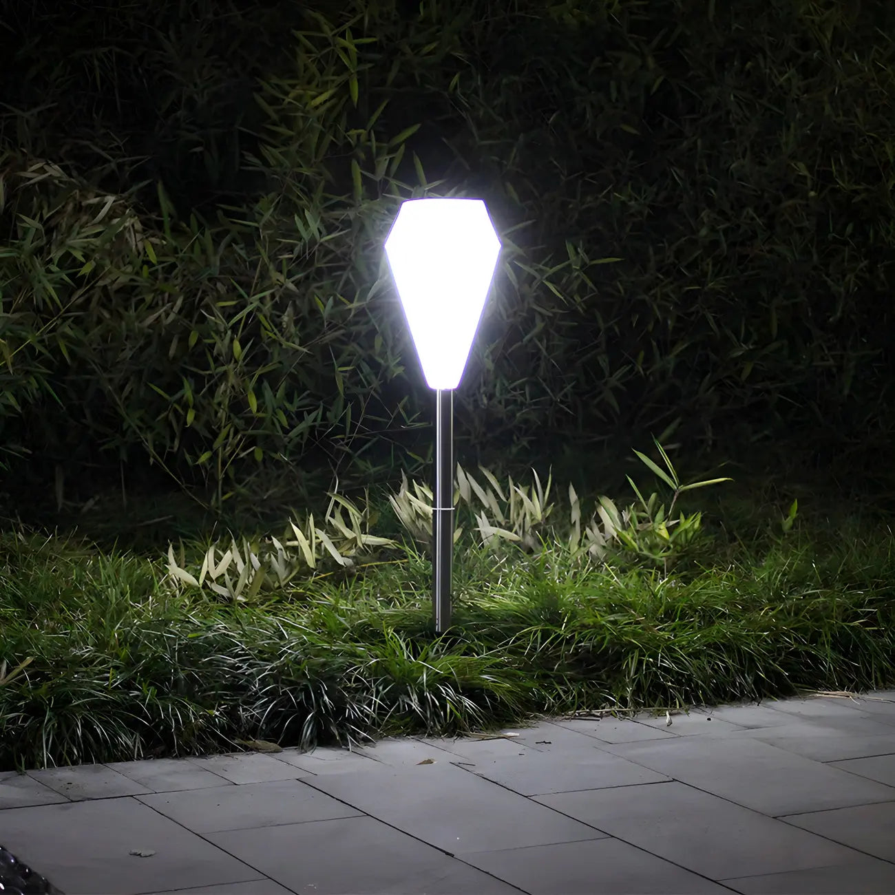 Élégantes lampes solaires LED blanches en forme de diamant pour allées de jardin
