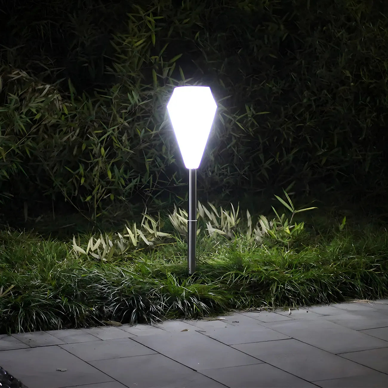 Élégantes lampes solaires LED blanches en forme de diamant pour allées de jardin