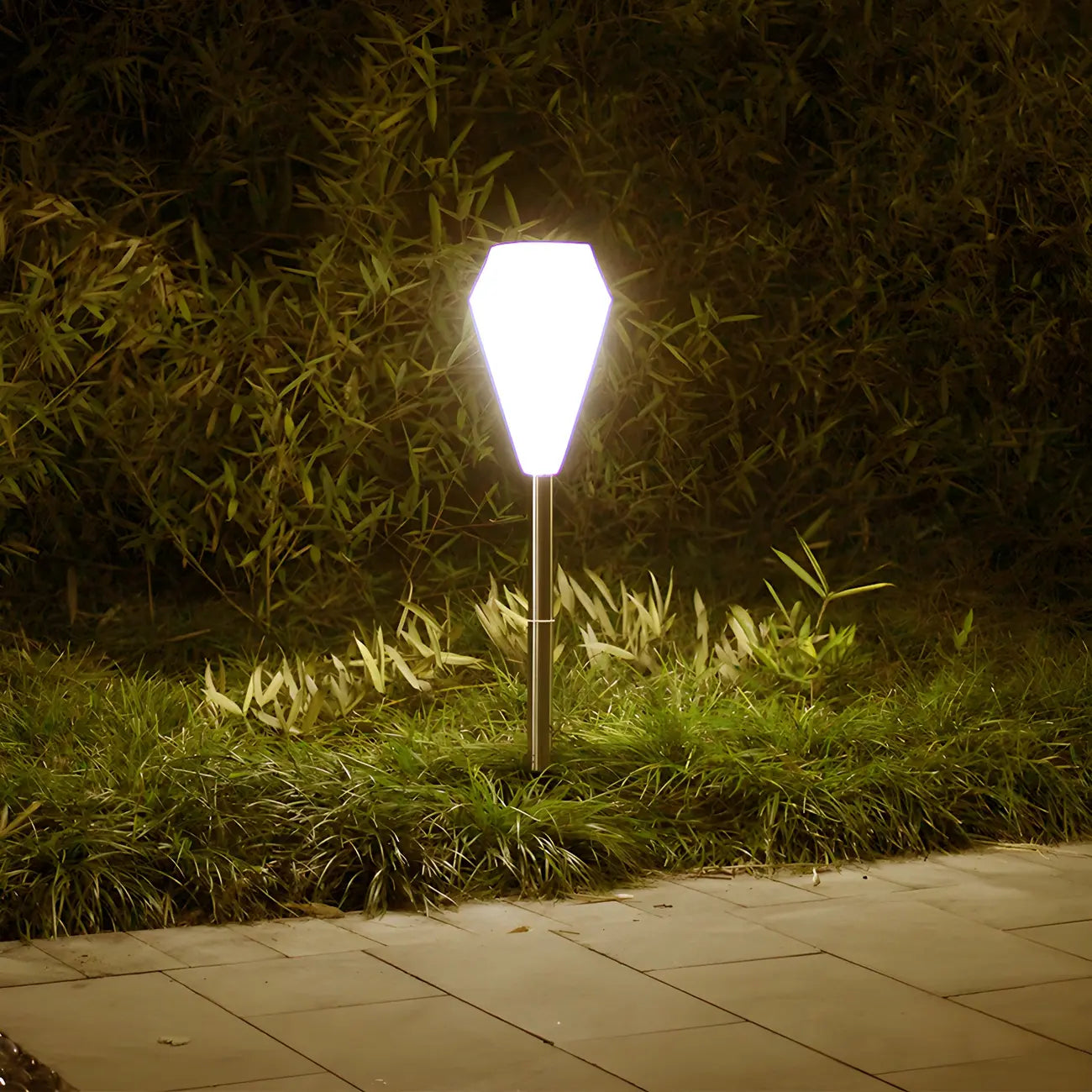 Élégantes lampes solaires LED blanches en forme de diamant pour allées de jardin