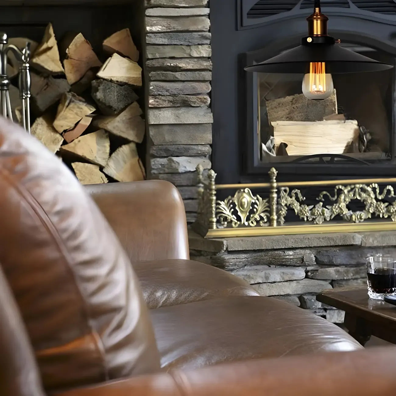 Suspension conique en métal noir de style industriel