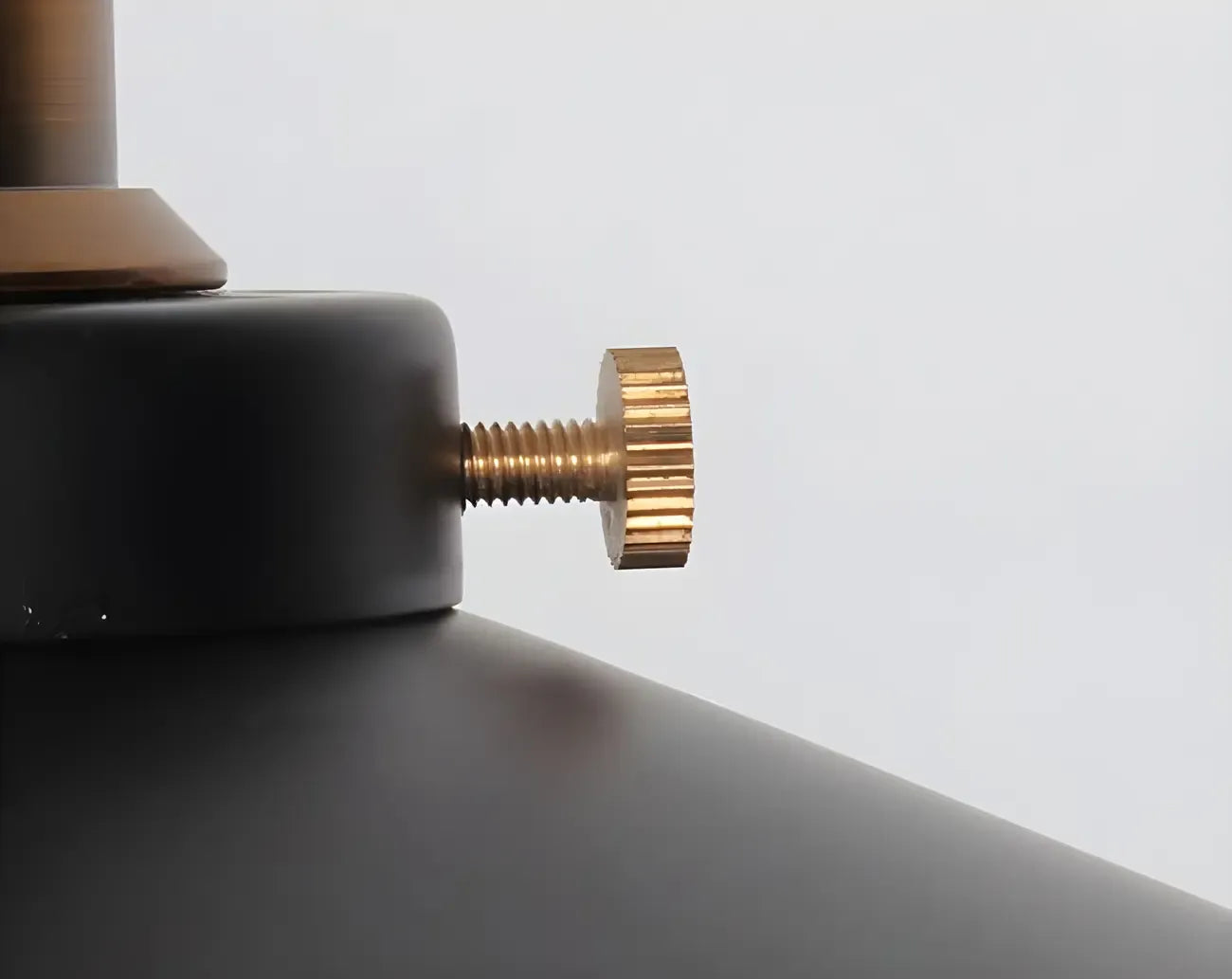 Suspension conique en métal noir de style industriel