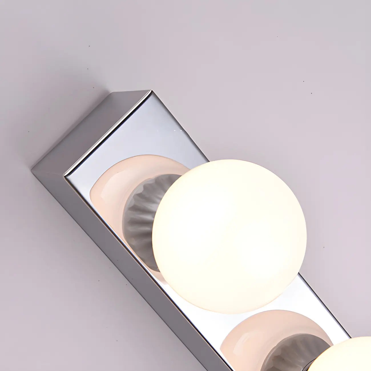 Applique murale moderne argentée à plusieurs ampoules pour salle de bain