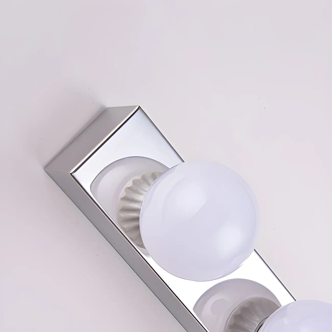 Applique murale moderne argentée à plusieurs ampoules pour salle de bain