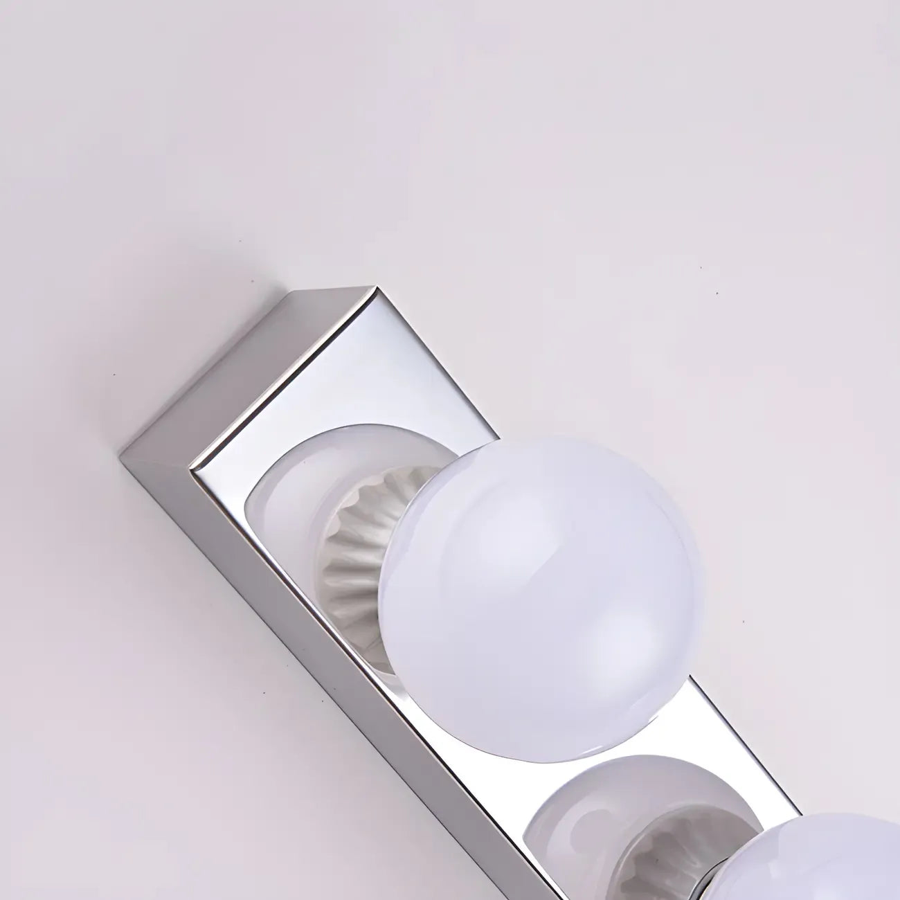 Applique murale moderne argentée à plusieurs ampoules pour salle de bain