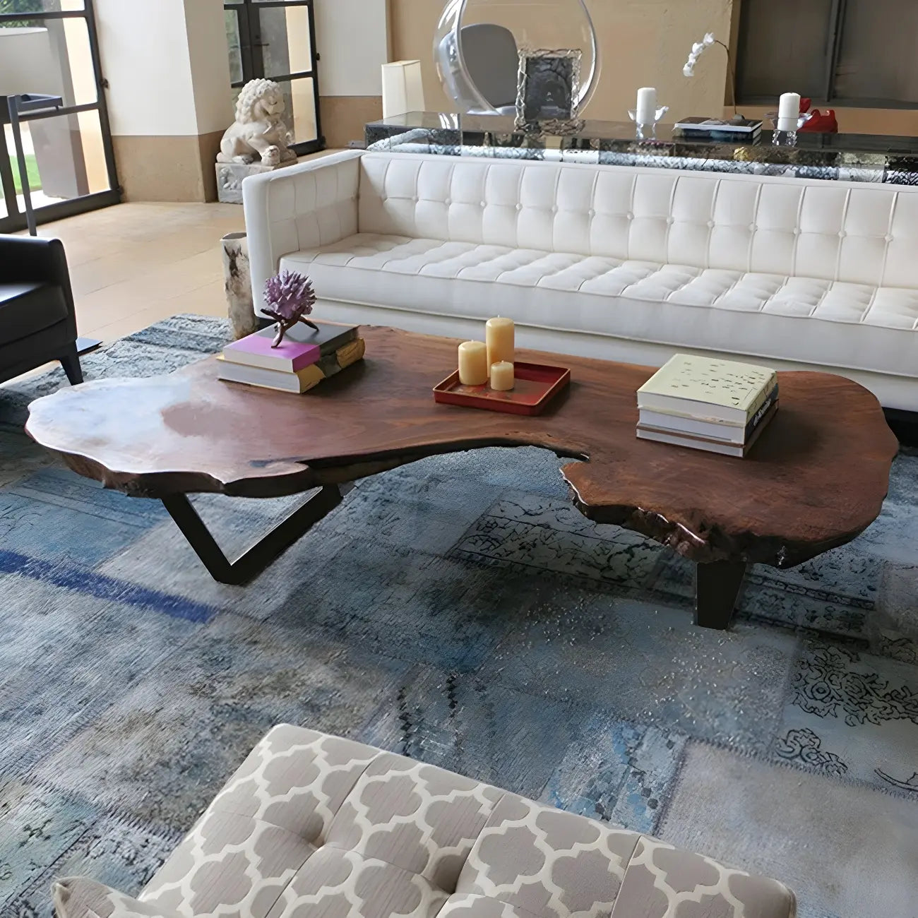 Table basse géométrique moderne avec plateau en bois rouge et piètement en acier