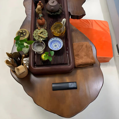 Table basse géométrique moderne avec plateau en bois rouge et piètement en acier