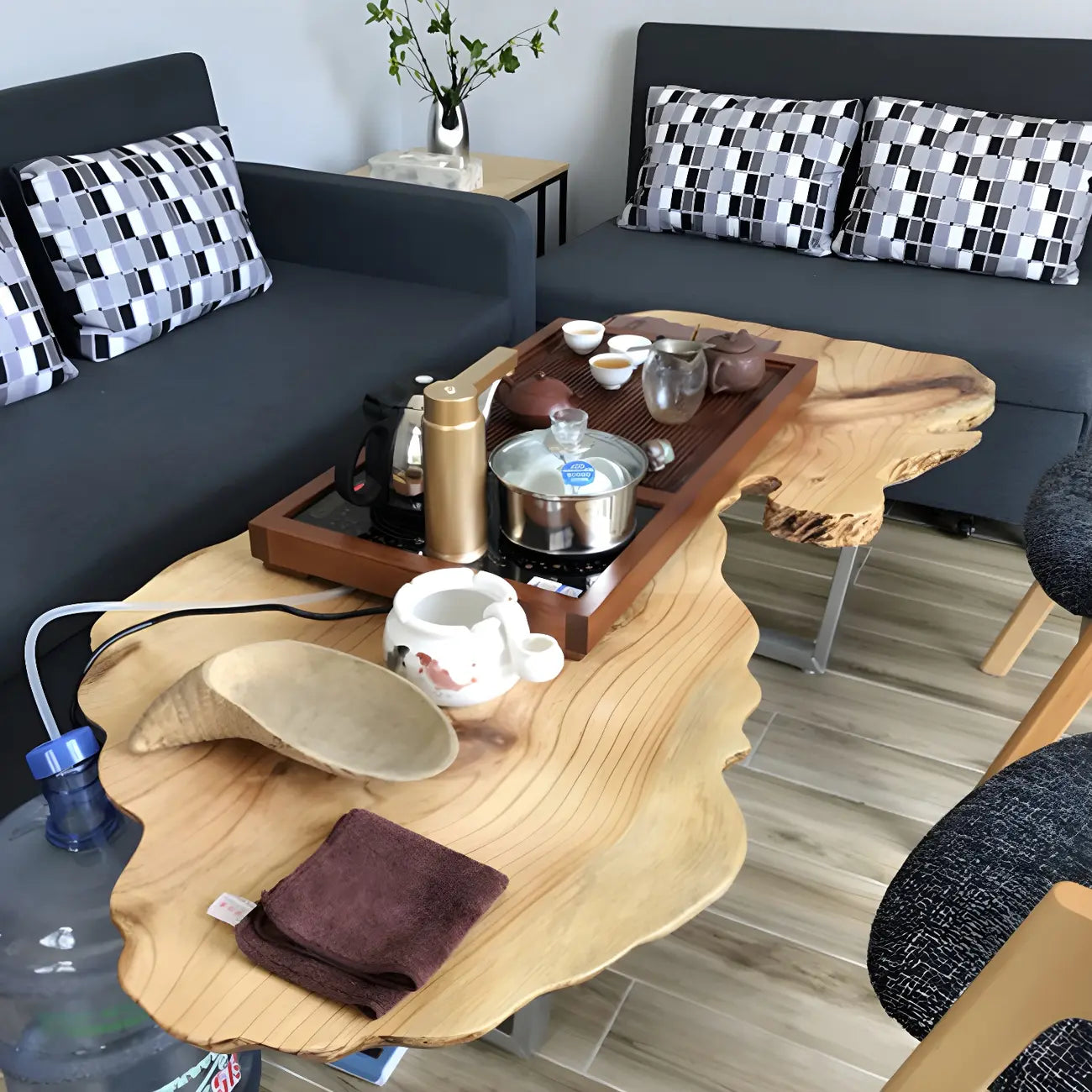 Table basse géométrique moderne avec plateau en bois rouge et piètement en acier