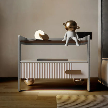 Table de chevet avec étagères et tiroirs ouverts en bois et éclairage LED