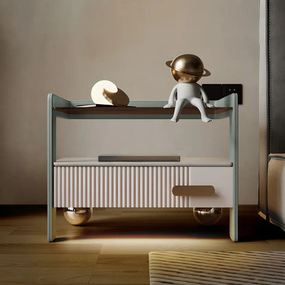 Table de chevet avec étagères et tiroirs ouverts en bois et éclairage LED