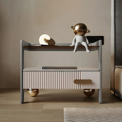 Table de chevet avec étagères et tiroirs ouverts en bois et éclairage LED