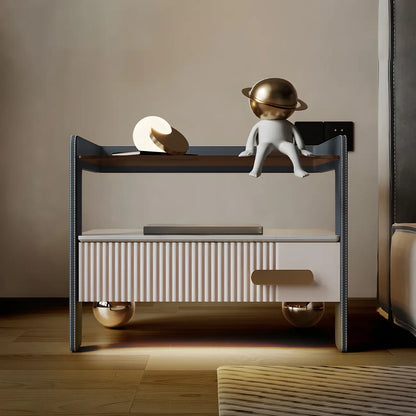 Table de chevet avec étagères et tiroirs ouverts en bois et éclairage LED