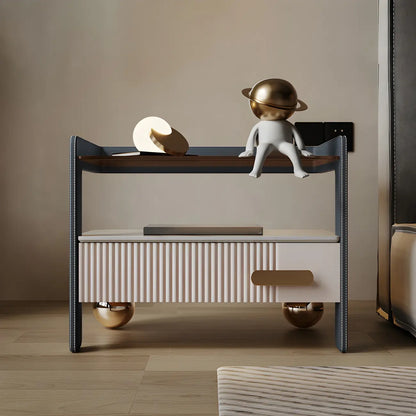 Table de chevet avec étagères et tiroirs ouverts en bois et éclairage LED