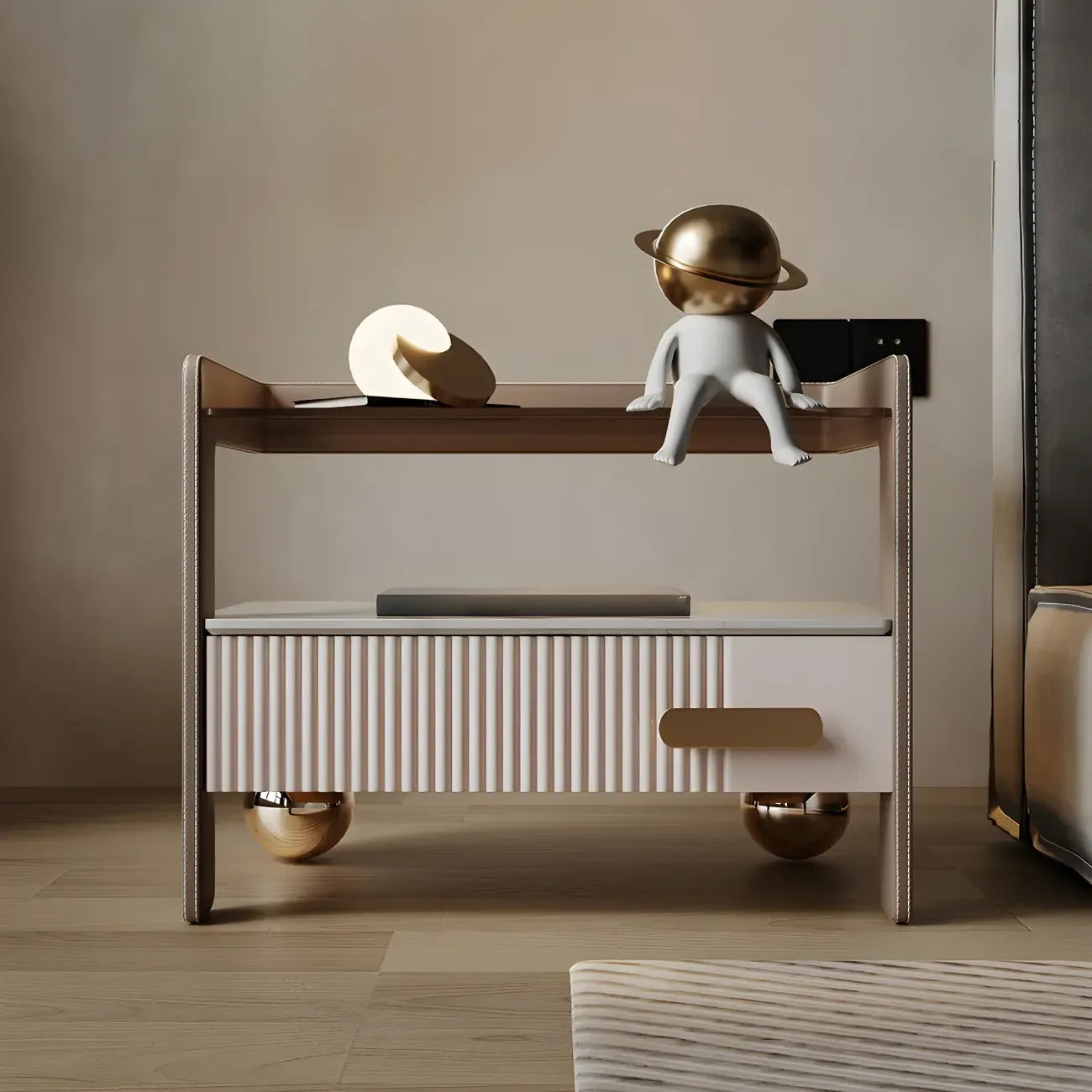 Table de chevet avec étagères et tiroirs ouverts en bois et éclairage LED