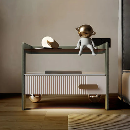 Table de chevet avec étagères et tiroirs ouverts en bois et éclairage LED