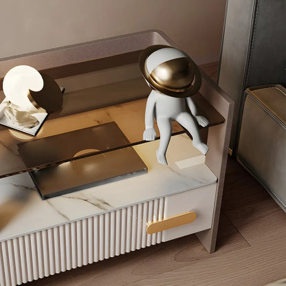 Table de chevet avec étagères et tiroirs ouverts en bois et éclairage LED