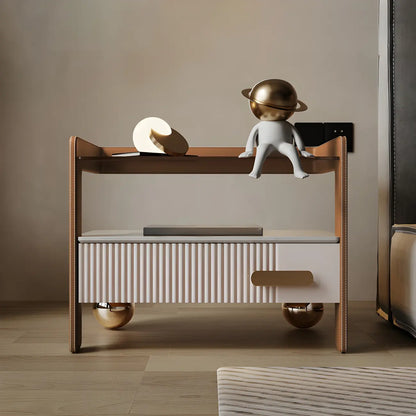 Table de chevet avec étagères et tiroirs ouverts en bois et éclairage LED