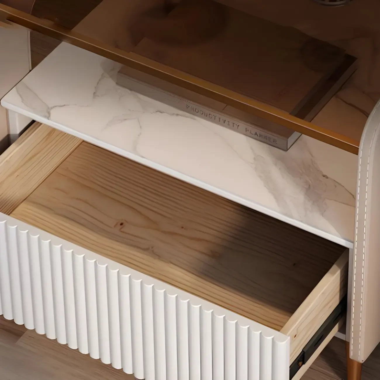 Table de chevet avec étagères et tiroirs ouverts en bois et éclairage LED