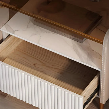 Table de chevet avec étagères et tiroirs ouverts en bois et éclairage LED