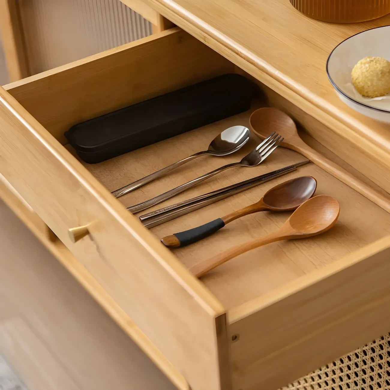 Buffet de salle à manger en bois naturel avec rangement ouvert