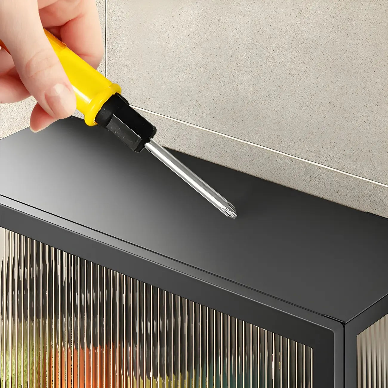 Cuisine moderne en métal noir, vaisselier suspendu