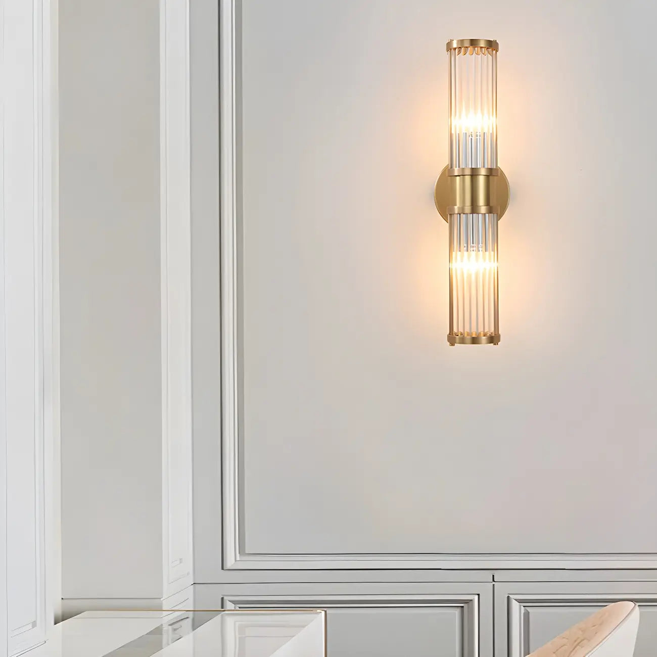 Applique murale élégante dorée tubulaire avec abat-jour en verre pour salle de bain