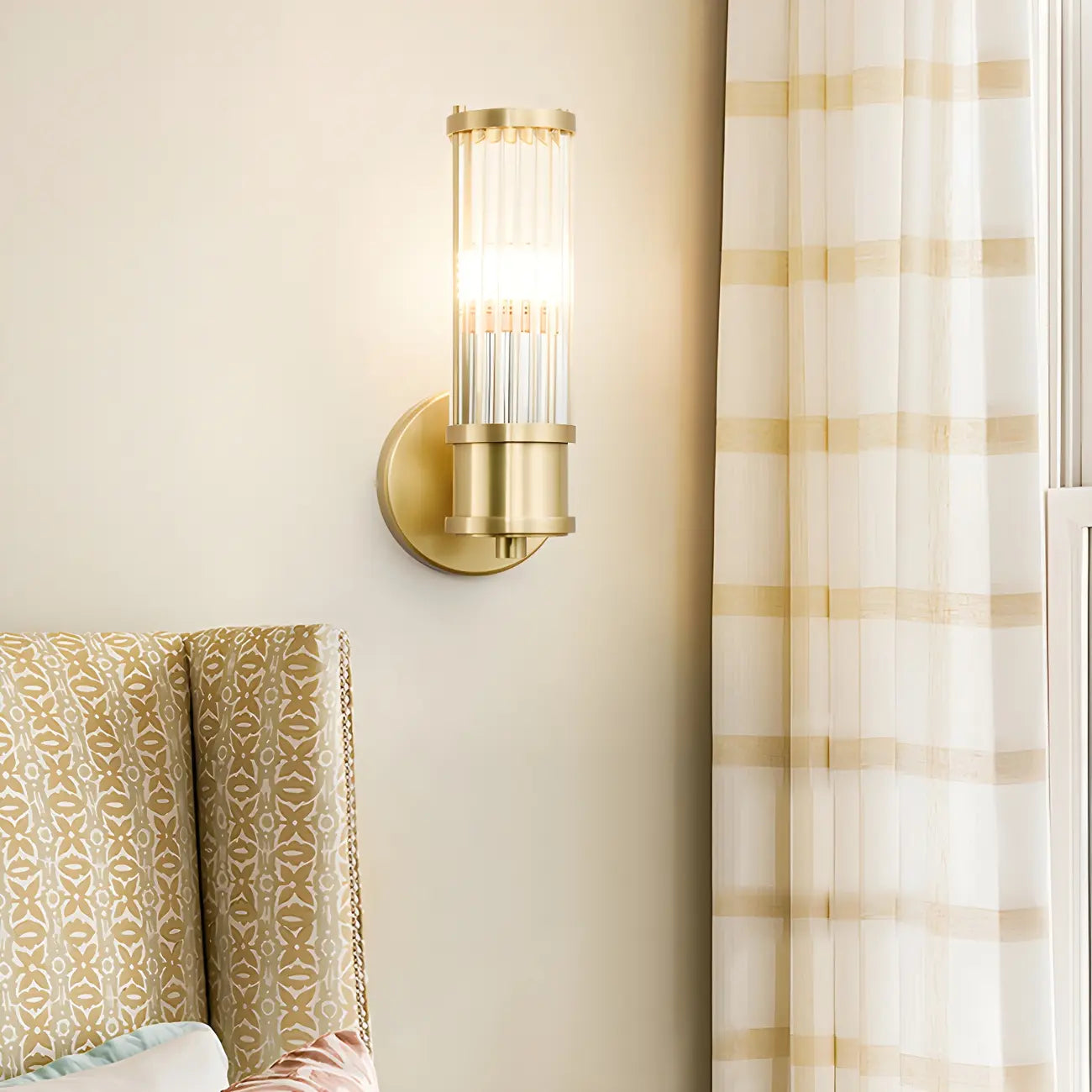 Applique murale élégante dorée tubulaire avec abat-jour en verre pour salle de bain