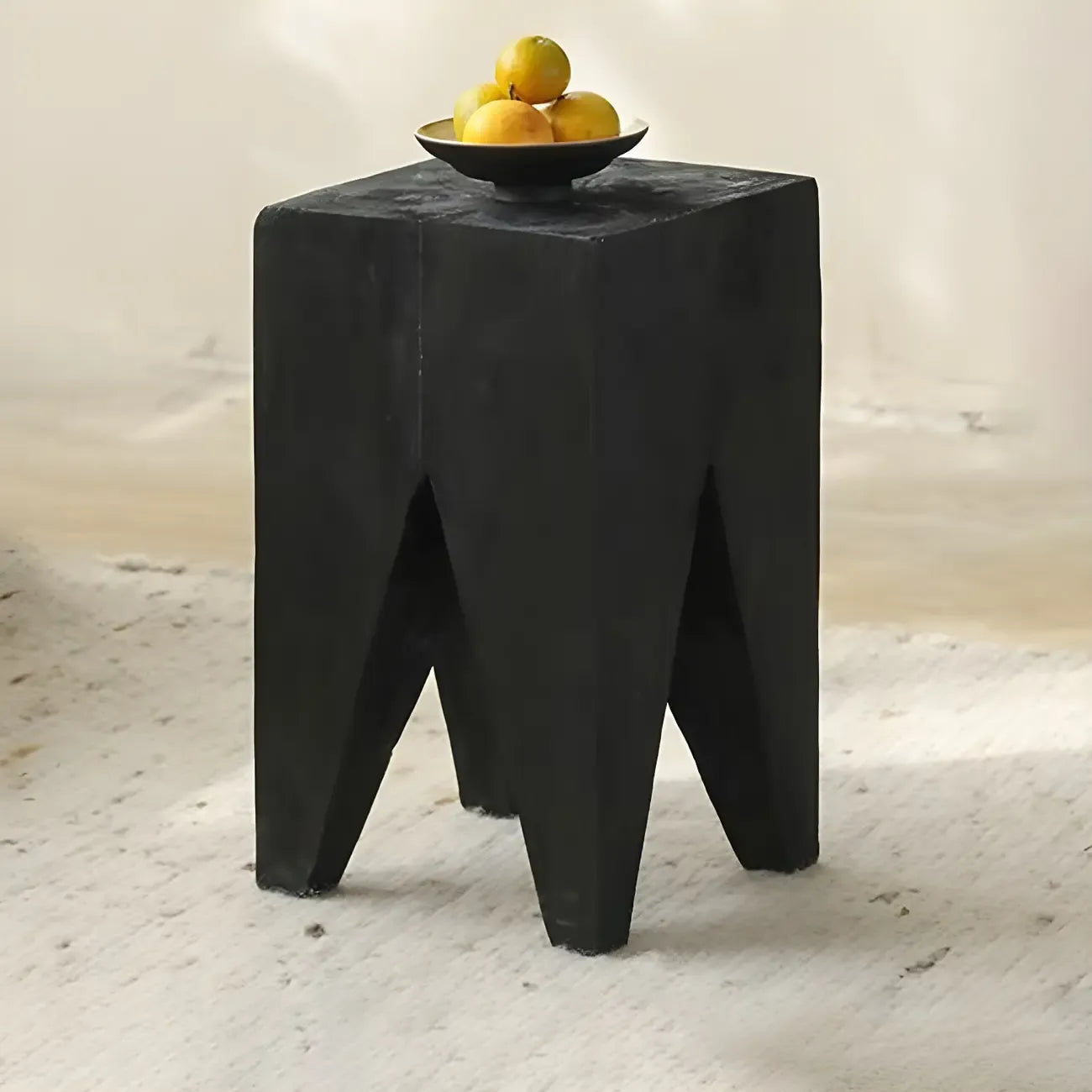 Table d'appoint carrée courte en pin naturel avec piètement abstrait