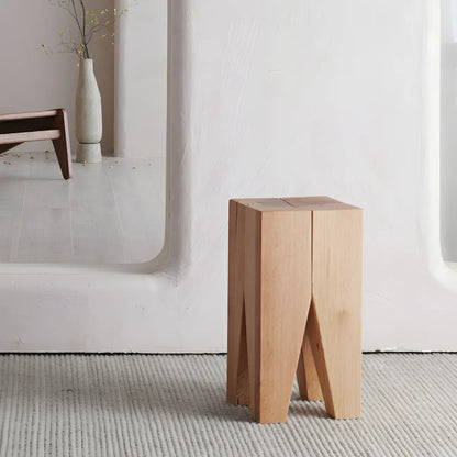 Table d'appoint carrée courte en pin naturel avec piètement abstrait