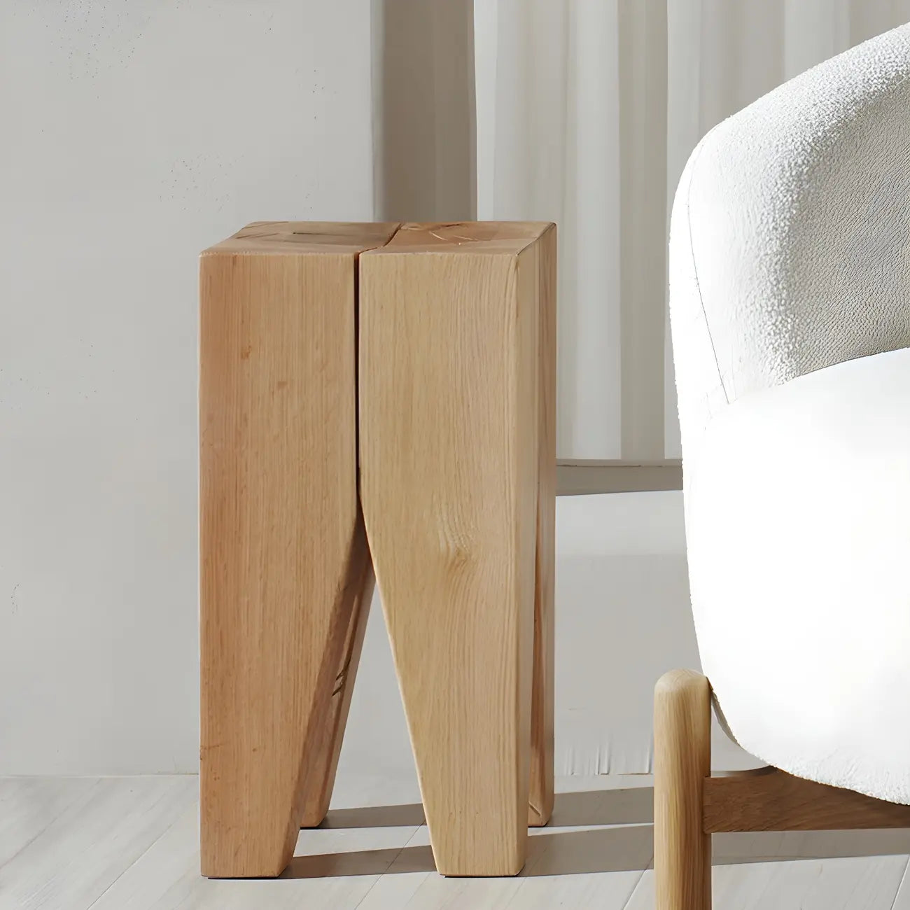 Table d'appoint carrée courte en pin naturel avec piètement abstrait