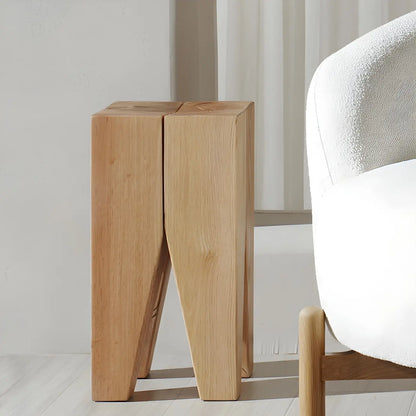 Table d'appoint carrée courte en pin naturel avec piètement abstrait