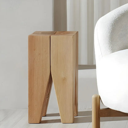 Table d'appoint carrée courte en pin naturel avec piètement abstrait