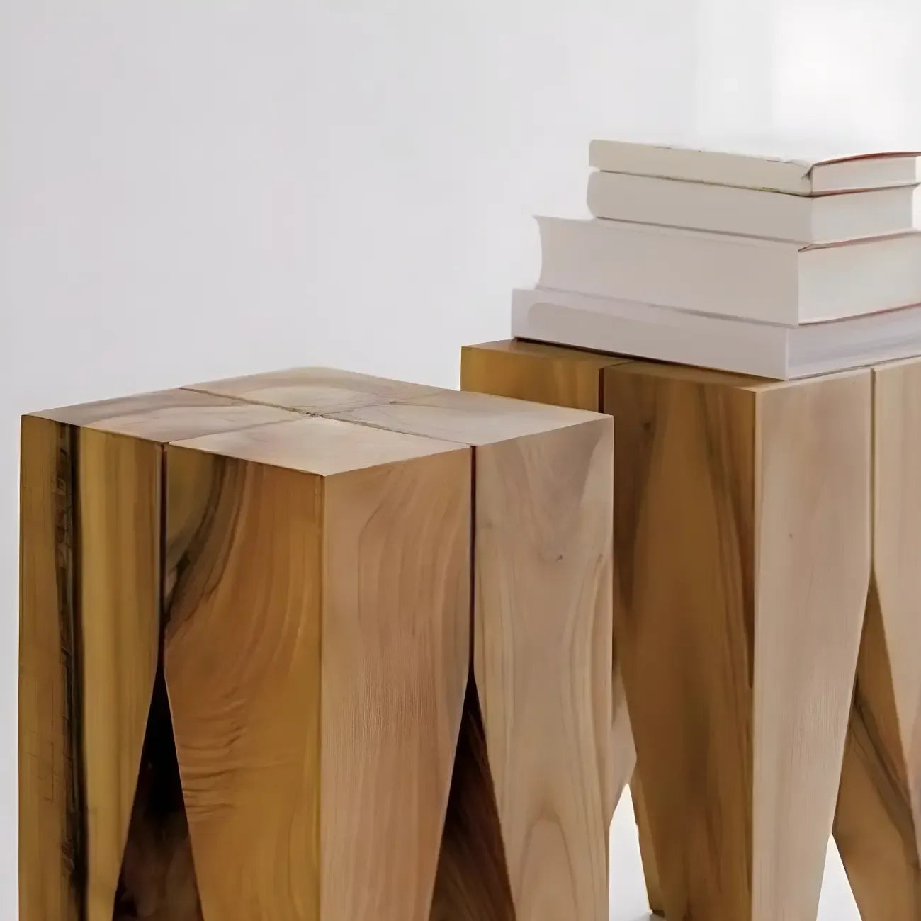 Table d'appoint carrée courte en pin naturel avec piètement abstrait